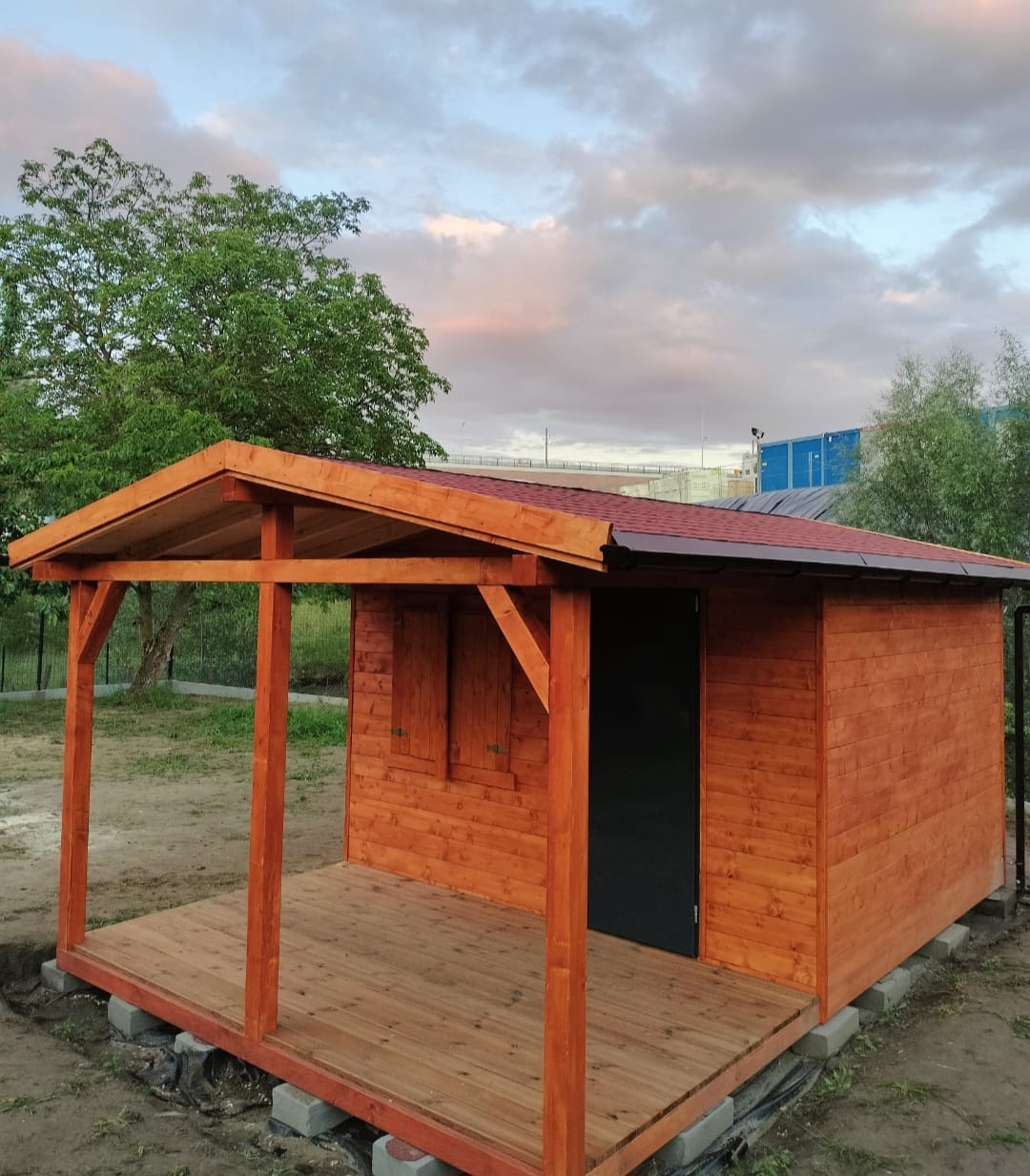 Wnętrze altanki ogrodowej z drewna